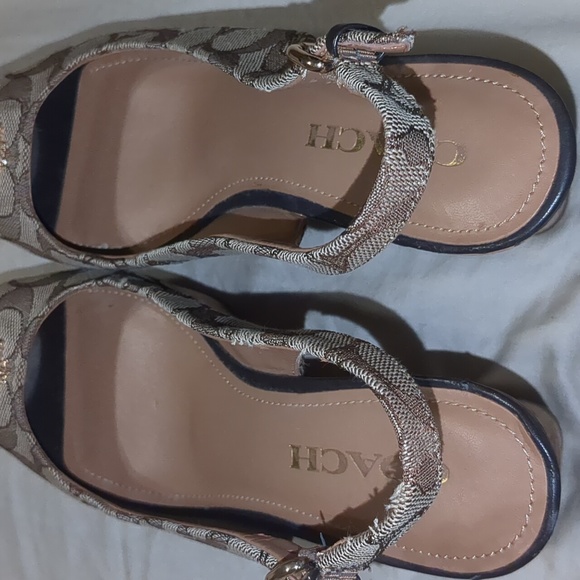 COACH WEDGE SANDALS- EXCELLENT CONDITION THESE ARE BEAUTIFUL ๐คฉ - Picture 7 of 8